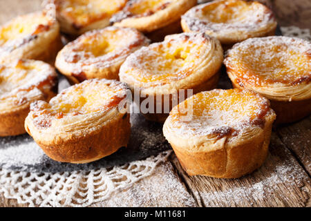 De délicieux gâteaux pastel de nata avec crème pâtissière close-up sur la table horizontale. Banque D'Images