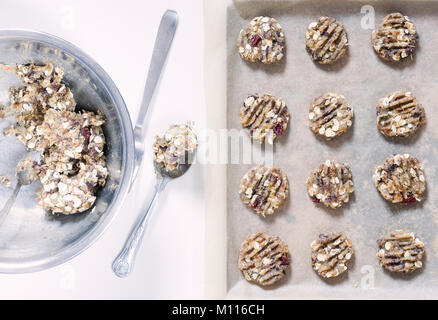 Date faits maison, l'amande et aux pépites de chocolat cookies moelleux. Banque D'Images