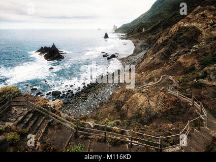 Vue panoramique vue aérienne de la plage Benijo sauvages avec de grosses vagues et du sable noir sur la côte nord de l'île de Ténérife, Espagne Banque D'Images