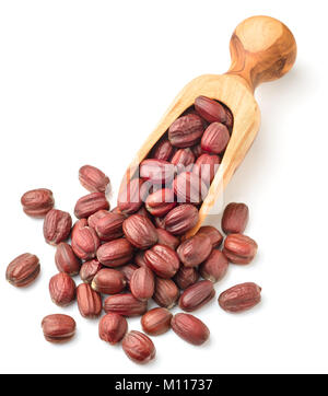 Dans les fruits de jojoba cuillère en bois d'olivier, isolated on white Banque D'Images