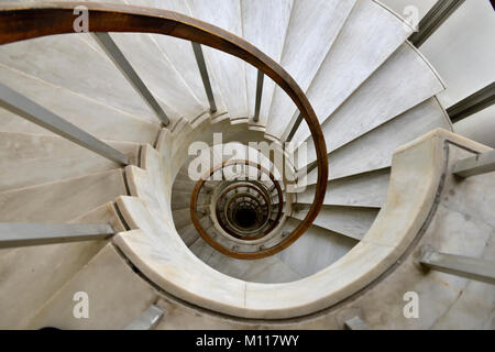 En Escalier Qui Descend En Spirale Photo Stock Alamy