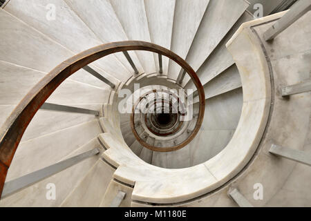 En escalier qui descend en spirale Banque D'Images