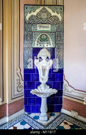 ISTANBUL, TURQUIE - le 29 octobre 2017 : Fontaine de carreaux bleus en Abdulmecid Efendi Kiosk Banque D'Images