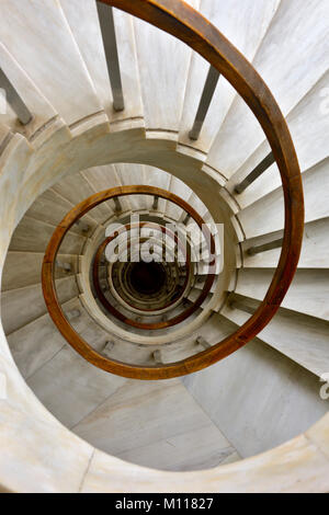 En escalier qui descend en spirale Banque D'Images