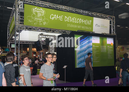 Cologne, Allemagne - 24 août 2017 : le jeune public en face de l'Université de Heidelberg's Game Development stand à la gamescom 2017. Banque D'Images