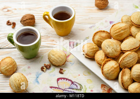 Les cookies dans une forme de noix avec la crème du lait concentré. Frein de café Banque D'Images