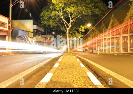 Light trails de voitures qui passent par sur une avenue à Banque D'Images