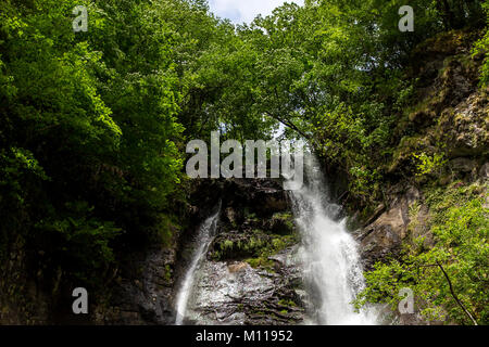 Petite cascade dans les montagnes de la Géorgie, l'Adjarie, 2014 Banque D'Images