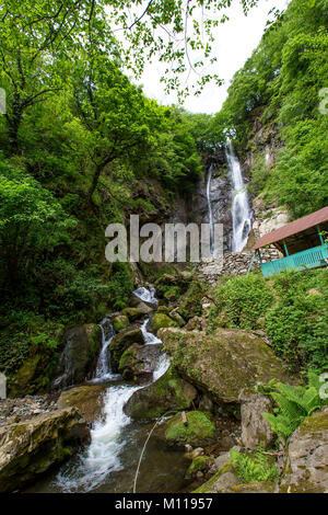 Petite cascade dans les montagnes de la Géorgie, l'Adjarie, 2014 Banque D'Images