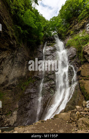 Petite cascade dans les montagnes de la Géorgie, l'Adjarie, 2014 Banque D'Images