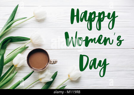 Heureux womens day text signe sur tulipes et de café sur fond rustique en bois blanc. une élégante télévision jeter de fleurs et de prendre un verre avec de l'espace pour le texte. greeti Banque D'Images