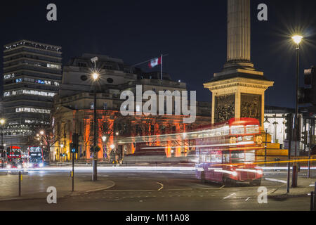 Une longue exposition de Trafalgar Square avec un bus à deux étages typiquement anglais. Banque D'Images