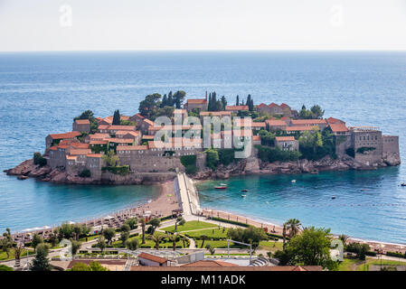 Vue à distance de l'îlot de Sveti Stefan et cinq étoiles hôtel Aman Sveti Stefan resort sur la côte adriatique du Monténégro Banque D'Images