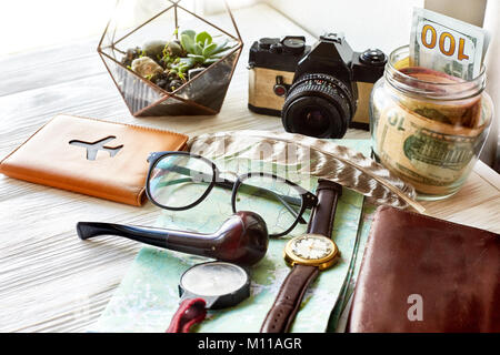 Et wanderlust travel concept. site passeport argent boussole et verres photo caméra tube sur fond de bois blanc. la planification de vacances. L'espace pour le texte. Banque D'Images