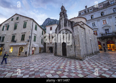 L'Église orthodoxe de Saint Luc sur la vieille ville de Kotor, ville côtière située dans la baie de Kotor de Mer Adriatique, le Monténégro Banque D'Images