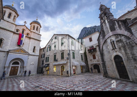 L'Église orthodoxe de Saint Luc et l'Église orthodoxe serbe de Saint Nicolas sur la vieille ville de Kotor, ville dans la baie de Kotor, Monténégro Banque D'Images