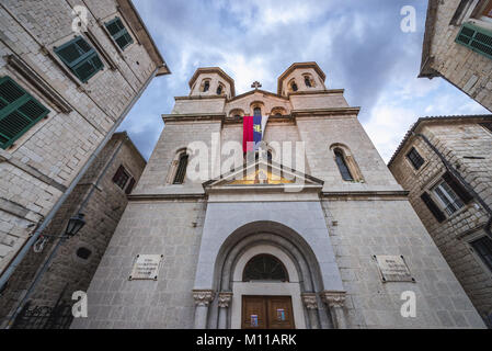 Eglise orthodoxe serbe de Saint Nicolas sur la vieille ville de Kotor, ville côtière située dans la baie de Kotor de Mer Adriatique, le Monténégro Banque D'Images