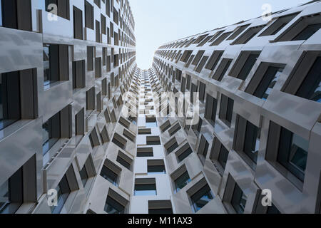 Tourné à angle faible d'un gratte-ciel moderne avec de nombreuses fenêtres Banque D'Images