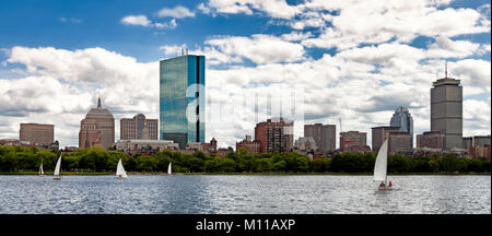 Vue panoramique sur l'horizon de Boston, le bord de l'eau et la baie historique Bay vu de la Charles River. De petits voiliers sur l'eau. Banque D'Images