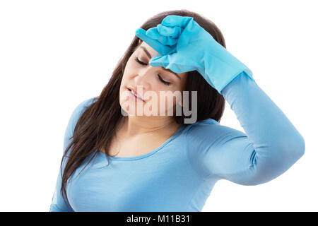 Portrait de jeune femme fatiguée Janitor Against White Background Banque D'Images