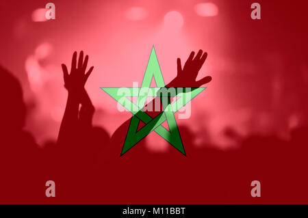 Foule de football, soccer fans avec bras levés avec drapeau Maroc mélange Banque D'Images