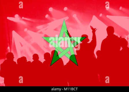 Foule de football, soccer fans avec bras levés avec drapeau Maroc mélange Banque D'Images