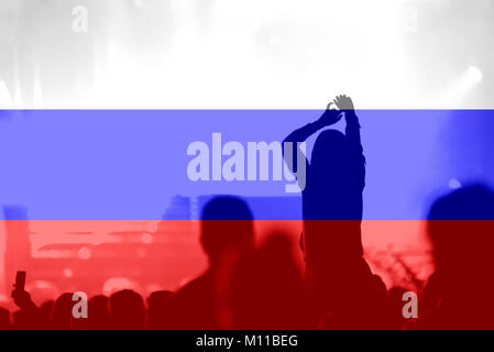 Foule de football, soccer fans avec bras levés avec drapeau Russie mélange Banque D'Images