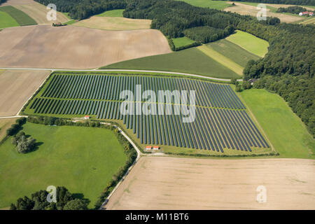 Vue aérienne de champ avec des panneaux solaires, Türkenfeld, Bavière, Allemagne Banque D'Images