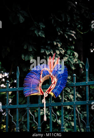 Costume de plumes amazoniennes indigènes hat Banque D'Images