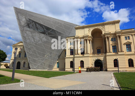 Musée de l'histoire militaire de la Bundeswehr, Militärhistorisches Museum der Bundeswehr, ancien arsenal militaire, l'architecte Daniel Libeskind, Dresde, Saxe, G Banque D'Images