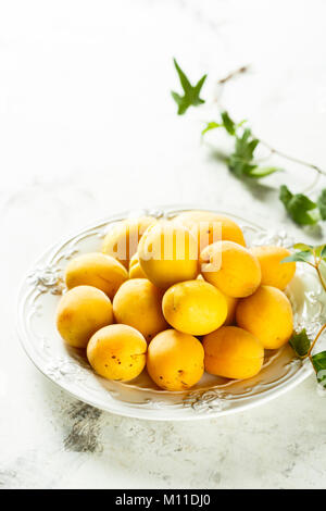 Abricots frais on white plate Banque D'Images