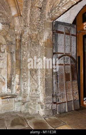 L'exquise Norman porche à l'entrée de l'abbaye de Malmesbury, largement considéré comme l'un des plus beaux exemples du genre en Europe de l'ouest. Banque D'Images