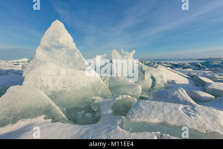 Aube dans les monticules de glace bleu du lac Baikal, dans un champ neigeux en hiver sur un voyage. Banque D'Images