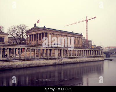 BERLIN, ALLEMAGNE - janvier 05, 2016 : l'Alte Galerie National Museum et le franchissement de la rivière à Berlin Allemagne Banque D'Images