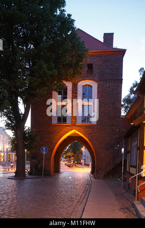 La porte de la vieille ville Kniepertor au crépuscule, Stralsund, Mecklenburg-Vorpommern, Allemagne, Europe je Kniepertor Stadttor, bei Abenddämmerung, Altstadt, Stralsund,