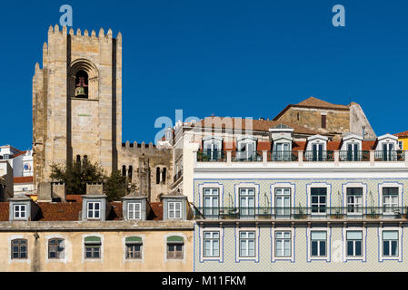 Détail de la façade des bâtiments traditionnels avec le clocher de la Cathédrale de Lisbonne sur l'arrière-plan à Lisbonne, Portugal ; Concept pour visiter Lis Banque D'Images