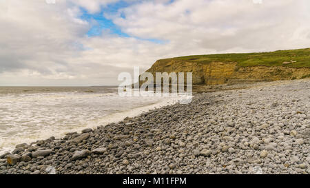 Pierres et falaise dans la baie de Dunraven, Vale of Glamorgan, Pays de Galles, Royaume-Uni Banque D'Images