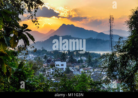 Coucher de soleil sur l'UNESCO World Heritage Luang Prabang, Laos Banque D'Images