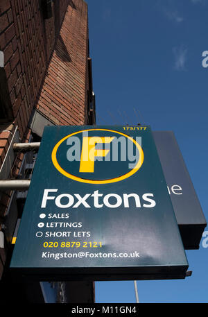 Hanging signe pour Foxtons Estate Agent à Kingston upon Thames, Surrey, Angleterre Banque D'Images