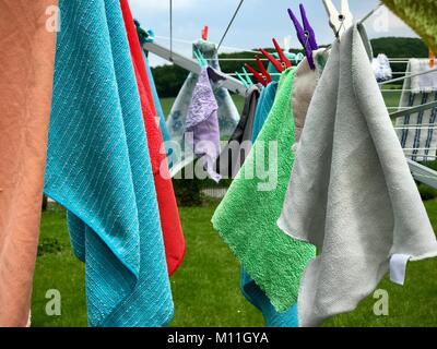 Sèche-linge rotatif avec des lingettes de nettoyage à suspendre le nettoyage de printemps Banque D'Images