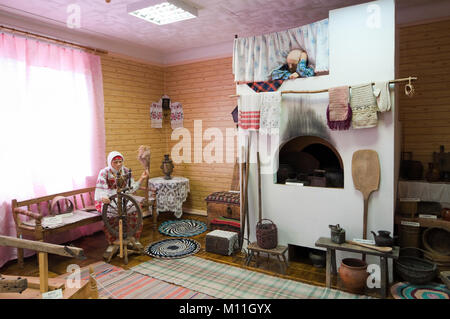 Duhovshchina, Russie - le 15 août 2012 : l'Imitation de l'intérieur rural russe hut Banque D'Images