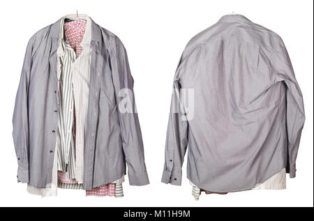 Vieux hommes froissé la production de masse shirts accroché sur un cintre. Voir des deux côtés. Studio isolated on white Banque D'Images