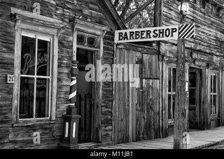 Une boutique de coiffeur dans le Nevada City ville fantôme dans le Montana. USA Banque D'Images