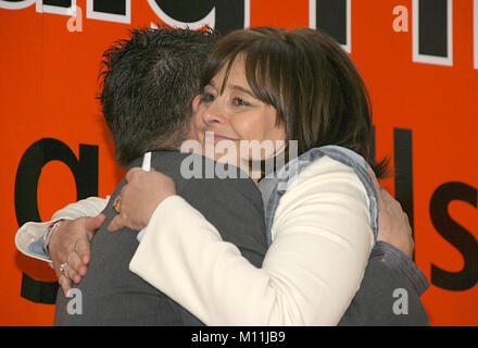 Cherie Blair aka Cherie Booth, avec Big Brother 1 figure Craig Phillips à l'ouverture de son centre de compétences Banque D'Images