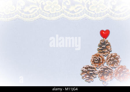 Sur le thème de Noël d'artisanat. En forme de glands dans un arbre de Noël avec un cœur rouge sur le dessus Banque D'Images