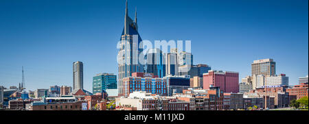 Nashville TN, vue sur l'horizon dominé par l'emblématique bâtiment 'Batman' de la zone piétonne de la rue Bridge balustrades richement ornée de Shelby Banque D'Images