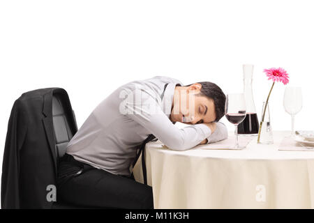 L'homme ivre dormir sur une table de restaurant isolé sur fond blanc Banque D'Images