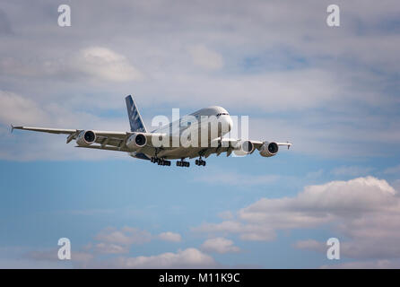 Airbus A380 sur un vol de démonstration en UK montrant quatre moteurs à réaction Banque D'Images