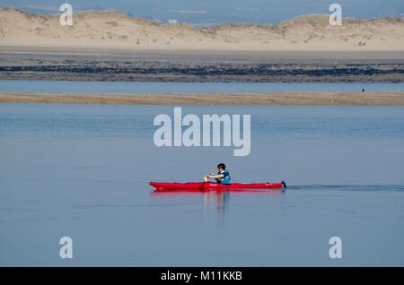 Une pagaie Kayak rouge en bas de la Taw Estuaire, Appledore, North Devon, UK. Printemps 2015. Banque D'Images