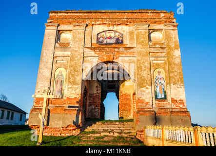 Façade d'une vieille église abandonnée de Saint Nicolas en Biélorussie, région de Gomel, le village de Lenine Banque D'Images